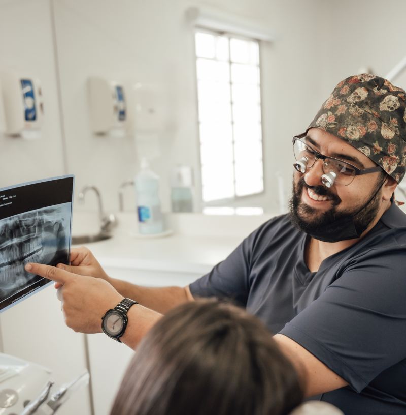 Dr. Lucas mostrando a radiografia para a paciente
